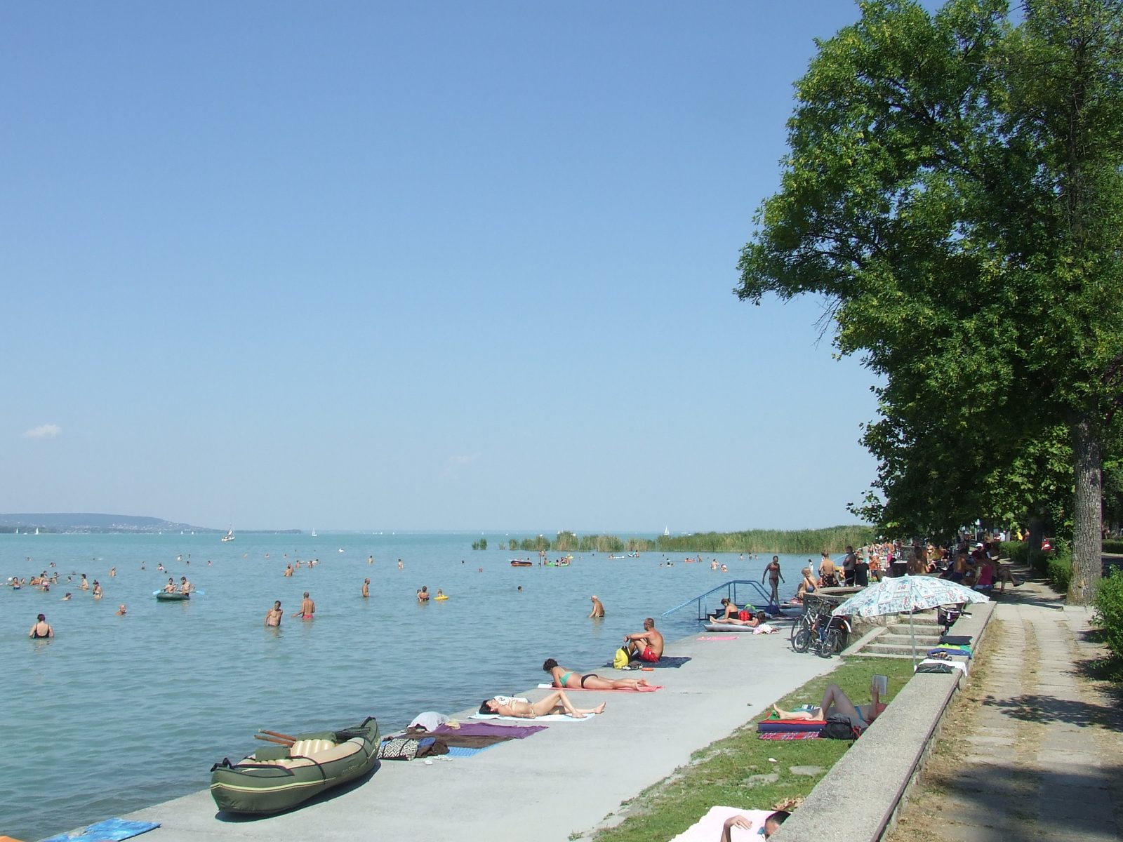 De oever van het Balatonmeer