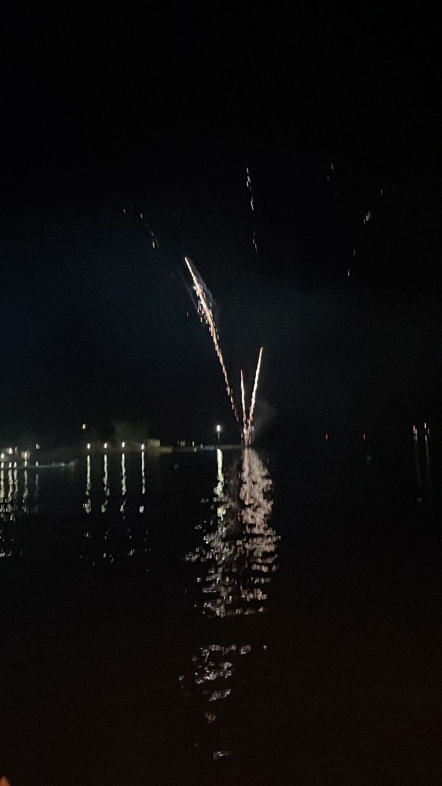 Vuurwerk boven het water bij Poreč, 's avonds