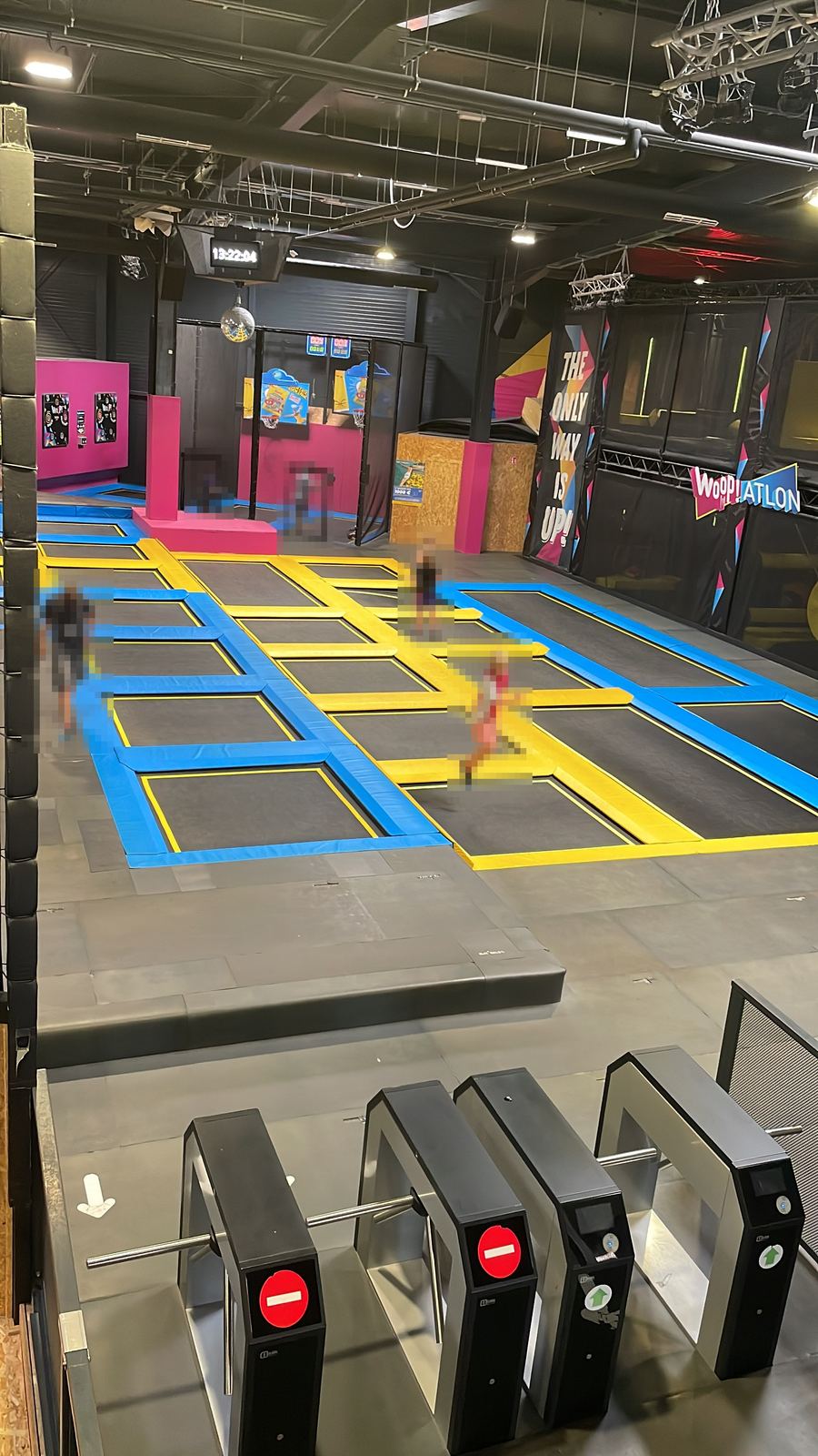 Trampolinehal van Woop! in Ljubljana (kinderen onherkenbaar gemaakt)