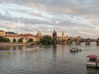 De Karelsbrug en de Praagse Burcht, gezien vanaf de Mánesův most (2016)