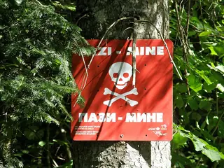 Waarschuwingsbord voor landmijnen in Bosnië