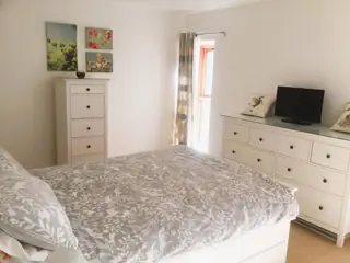 Gastenkamer met een tweepersoonsbed