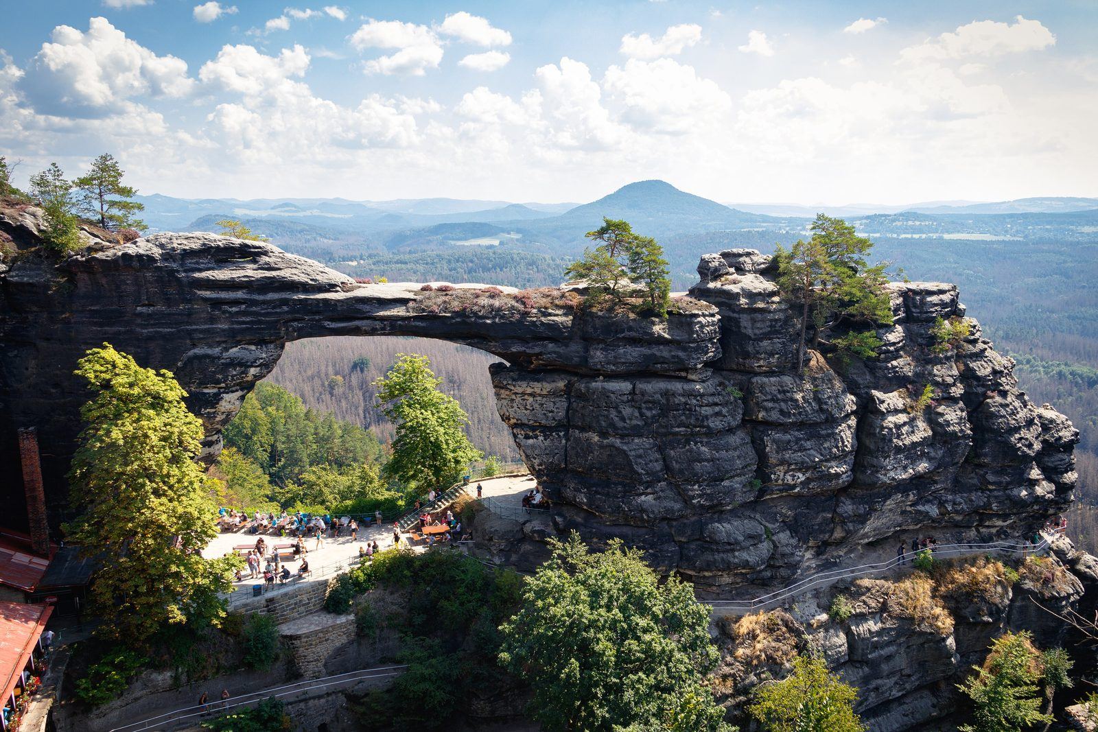 De rotsboog Pravčická brána in Boheems Zwitserland