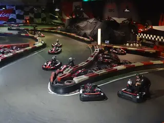 Sfeerfoto, niet WOOP! Karting & Glow Golf: indoor kartbaan bij Barcelona