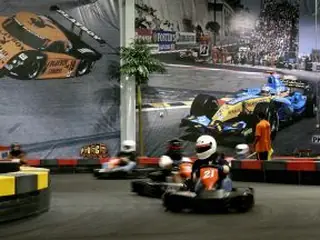 Sfeerfoto, niet Vmax Electric Indoor Karting: vergelijkbare kartbaan elders