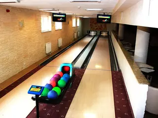 Sfeerfoto, niet Bowling center Strike: vergelijkbare bowlingbaan elders