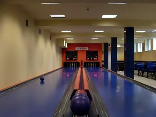 Sfeerfoto, niet BO Bowling Tirana: vergelijkbare bowlingbaan elders