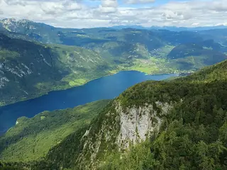 Uitzicht op het meer van Bohinj vanaf de Vogel-kabelbaan