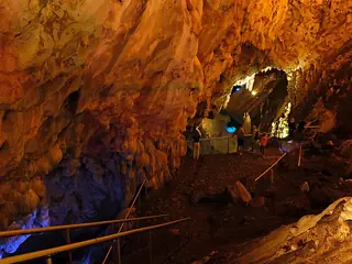 Boottocht naar de Vrelo-grot, Matka-kloof (bij Skopje)